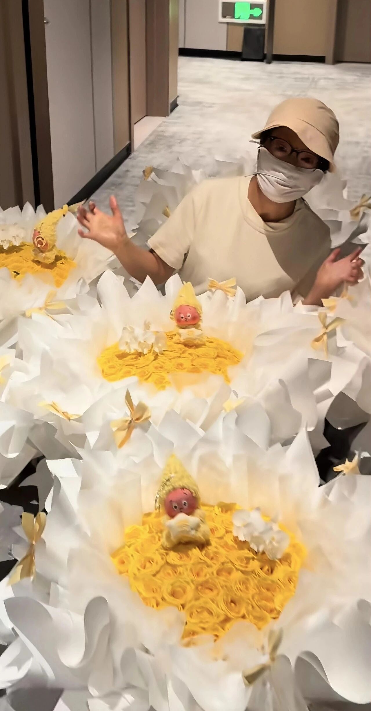【情感】女主持烧伤毁容,离婚后收废品养家,8岁儿子操场大方喊话:有水瓶纸箱请留给我妈妈!(组图) - 16