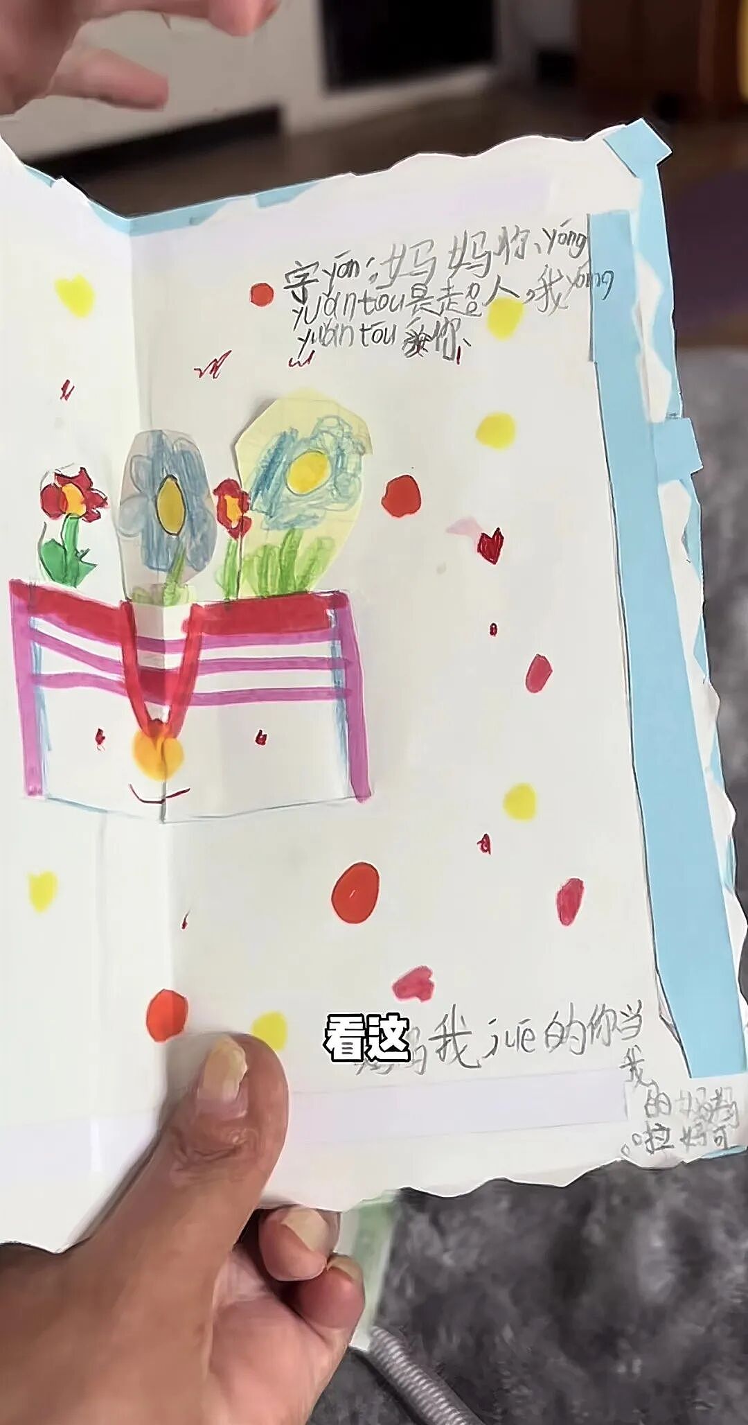 【情感】女主持烧伤毁容,离婚后收废品养家,8岁儿子操场大方喊话:有水瓶纸箱请留给我妈妈!(组图) - 11