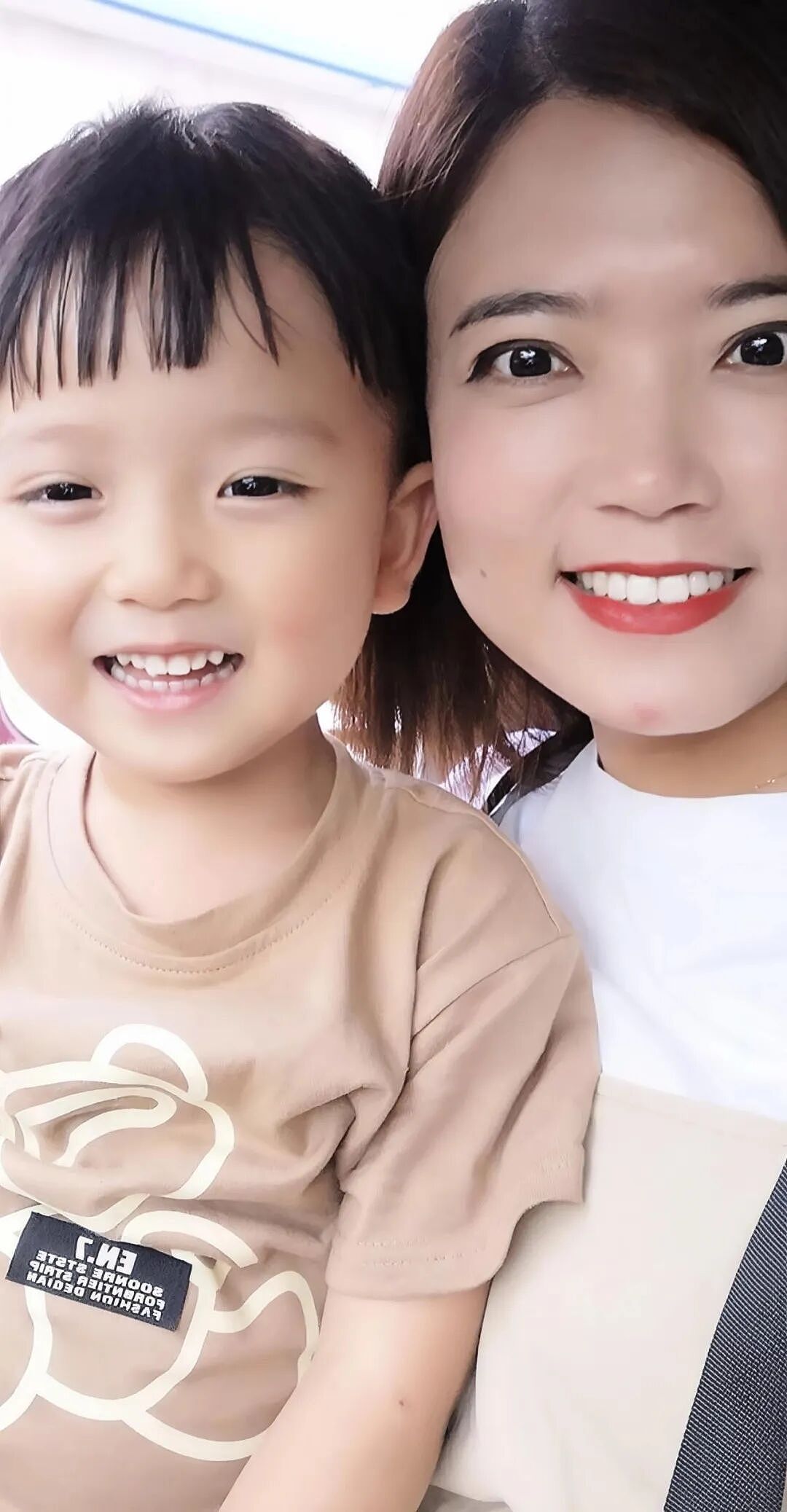 【情感】女主持烧伤毁容,离婚后收废品养家,8岁儿子操场大方喊话:有水瓶纸箱请留给我妈妈!(组图) - 4