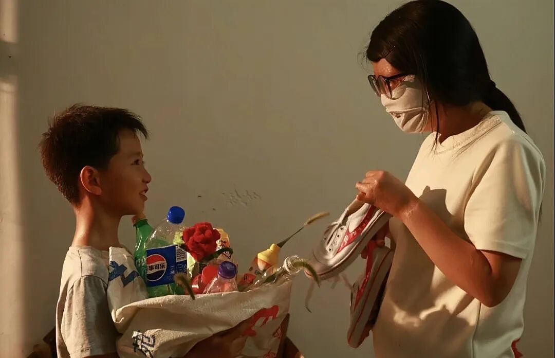 【情感】女主持烧伤毁容,离婚后收废品养家,8岁儿子操场大方喊话:有水瓶纸箱请留给我妈妈!(组图) - 10