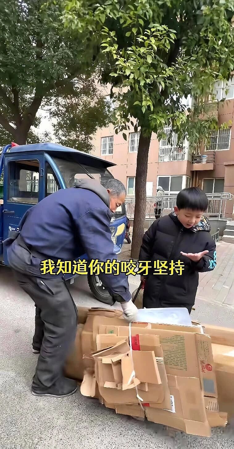【情感】女主持烧伤毁容,离婚后收废品养家,8岁儿子操场大方喊话:有水瓶纸箱请留给我妈妈!(组图) - 9