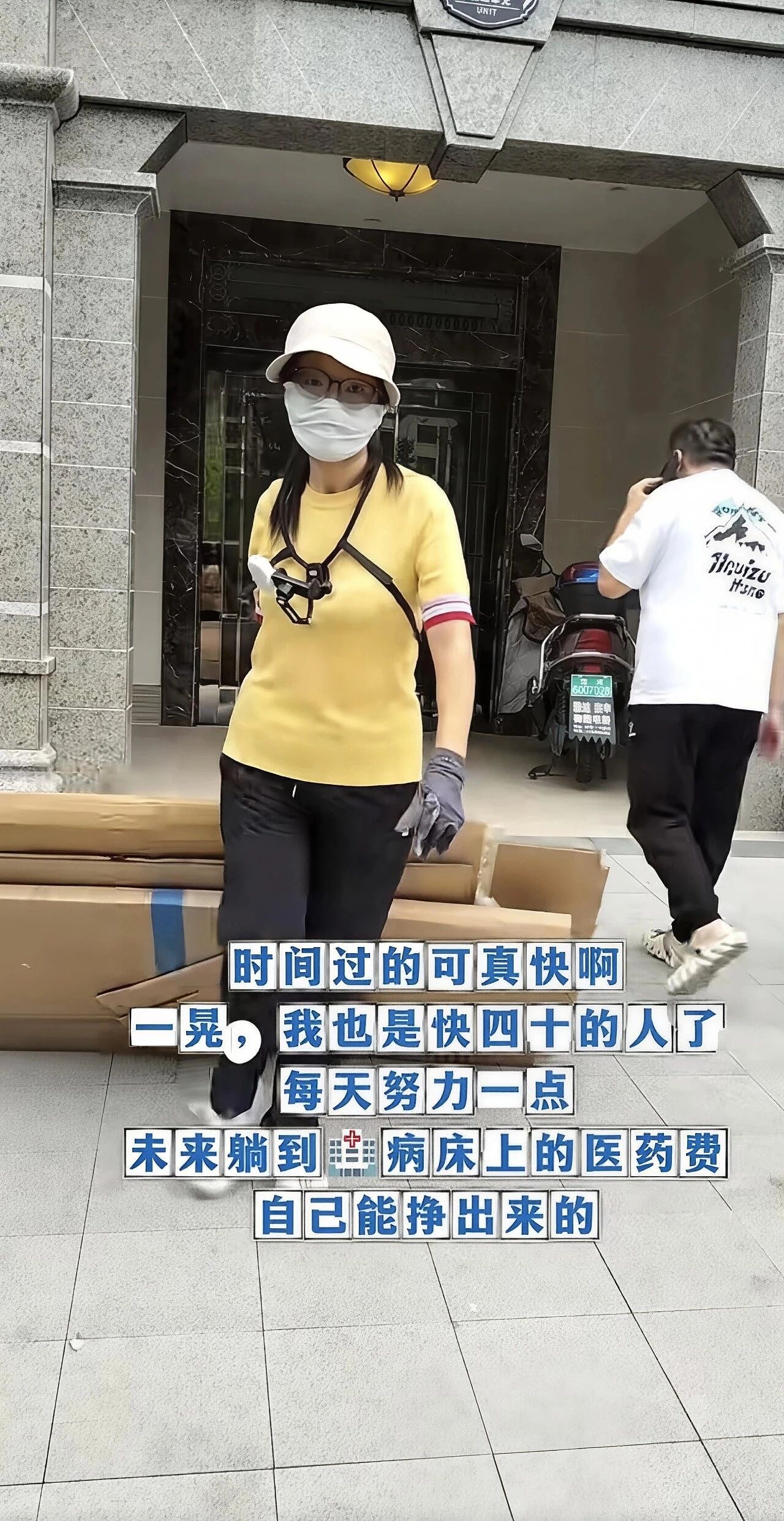 【情感】女主持烧伤毁容,离婚后收废品养家,8岁儿子操场大方喊话:有水瓶纸箱请留给我妈妈!(组图) - 6