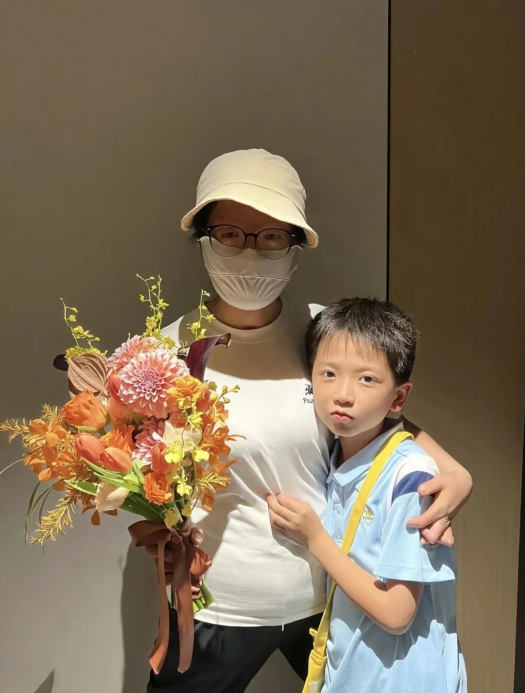 【情感】女主持烧伤毁容,离婚后收废品养家,8岁儿子操场大方喊话:有水瓶纸箱请留给我妈妈!(组图) - 1