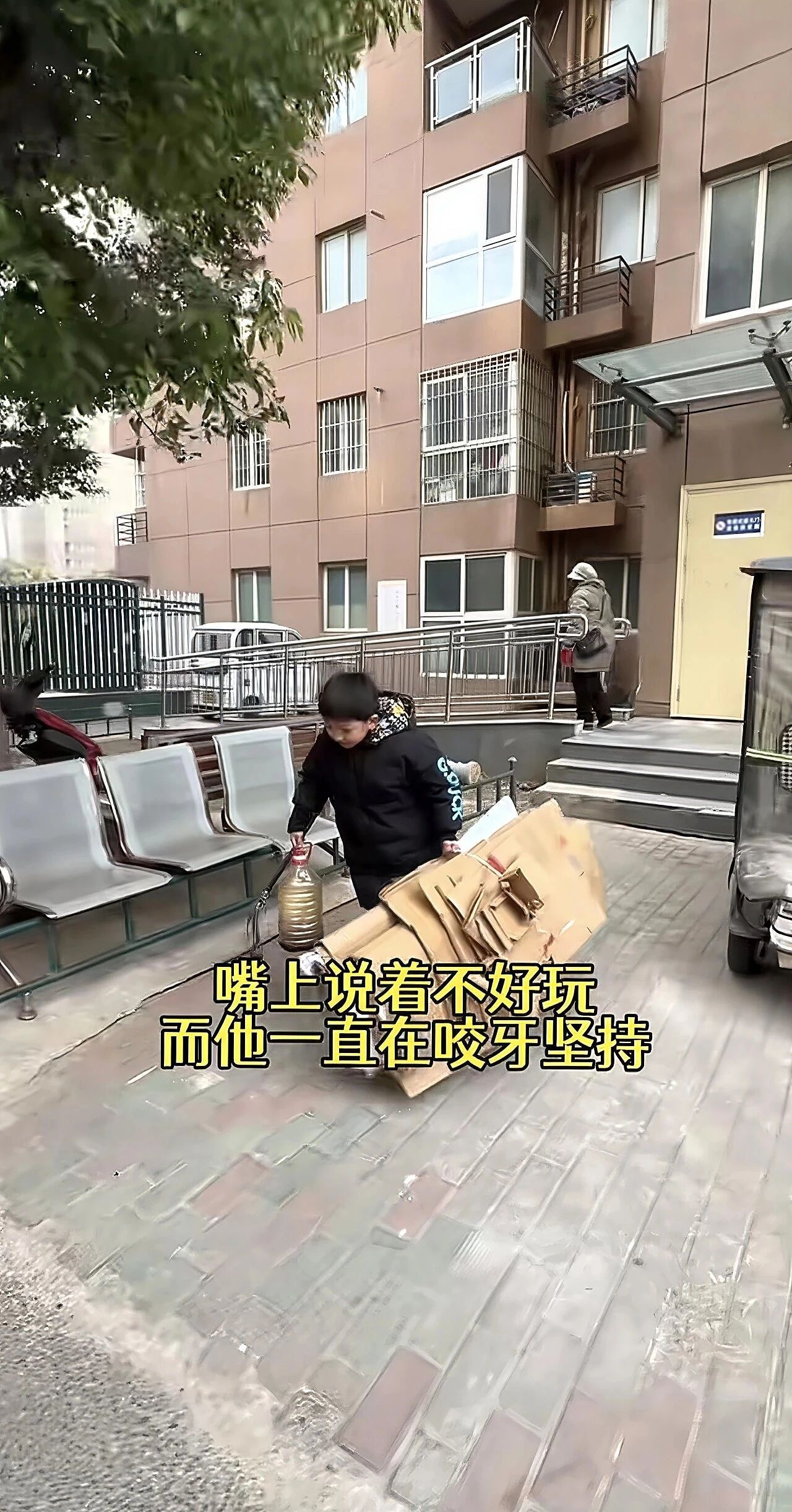 【情感】女主持烧伤毁容,离婚后收废品养家,8岁儿子操场大方喊话:有水瓶纸箱请留给我妈妈!(组图) - 8