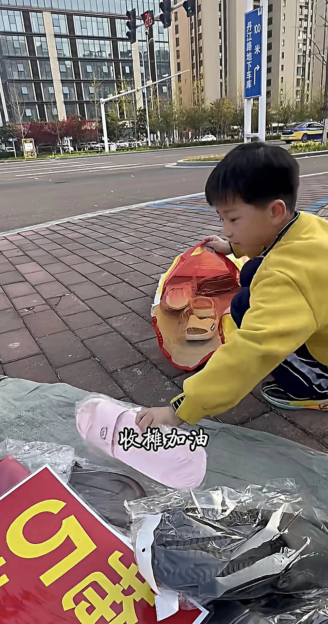 【情感】女主持烧伤毁容,离婚后收废品养家,8岁儿子操场大方喊话:有水瓶纸箱请留给我妈妈!(组图) - 7