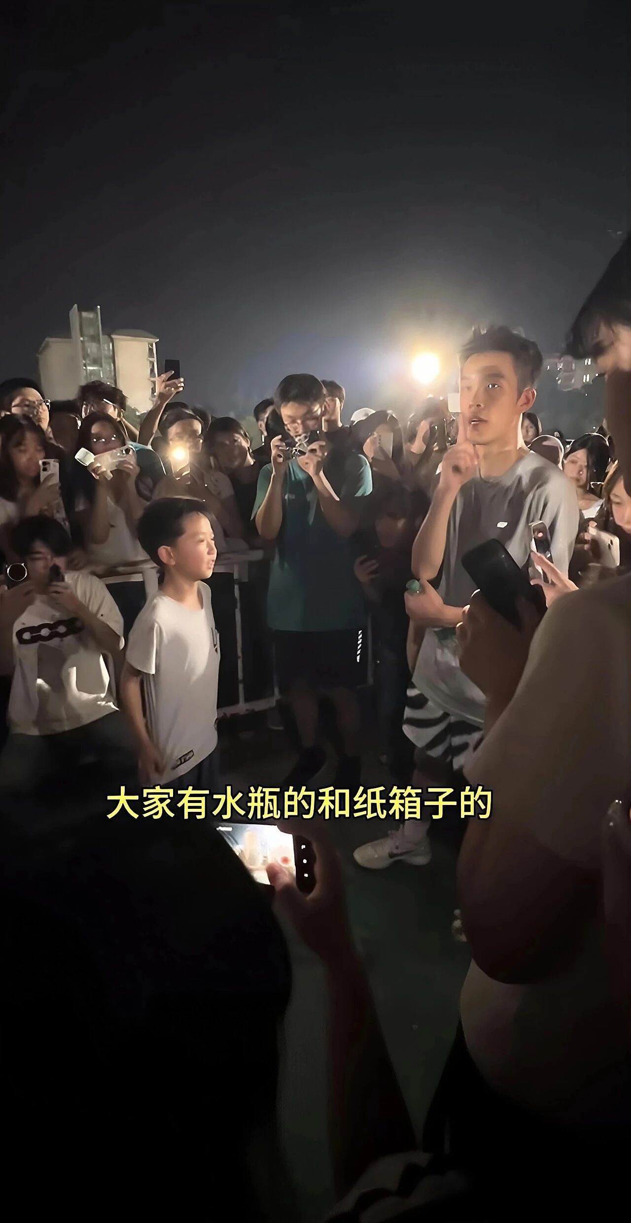 【情感】女主持烧伤毁容,离婚后收废品养家,8岁儿子操场大方喊话:有水瓶纸箱请留给我妈妈!(组图) - 2