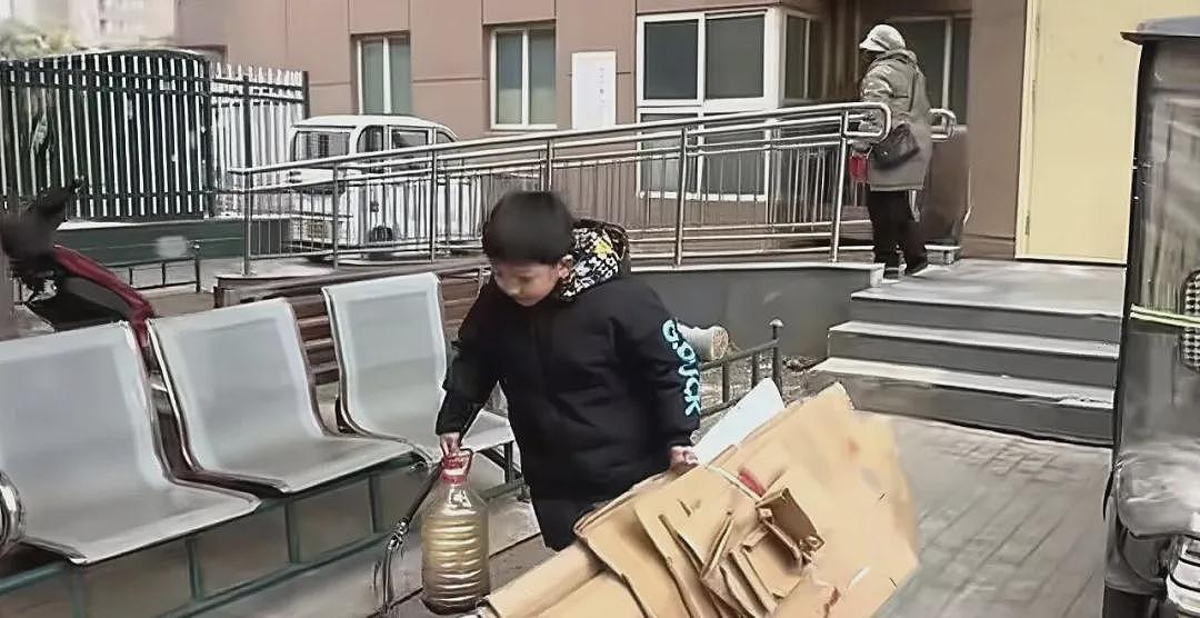 【情感】女主持烧伤毁容，离婚后收废品养家，8岁儿子操场大方喊话：有水瓶纸箱请留给我妈妈！ - 7
