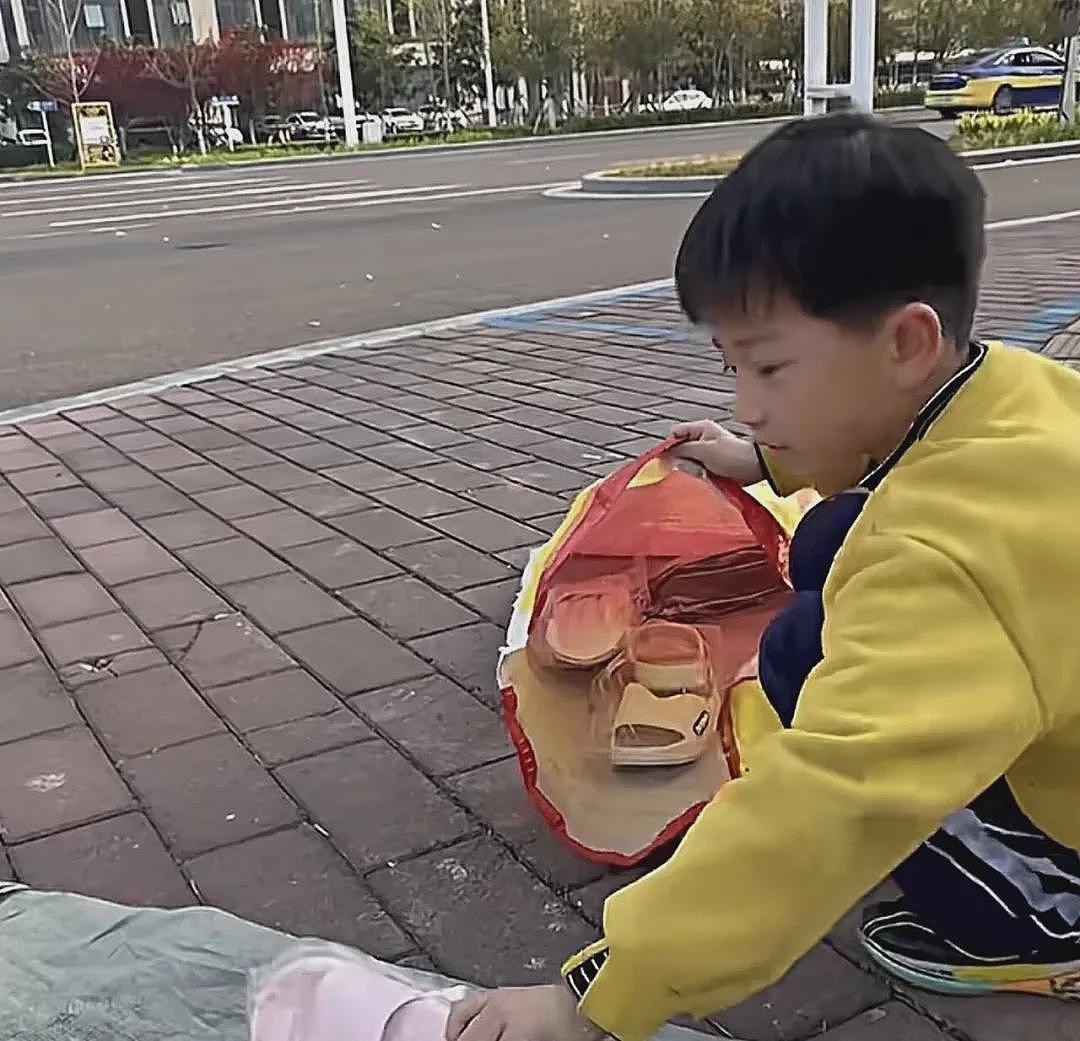 【情感】女主持烧伤毁容，离婚后收废品养家，8岁儿子操场大方喊话：有水瓶纸箱请留给我妈妈！ - 6