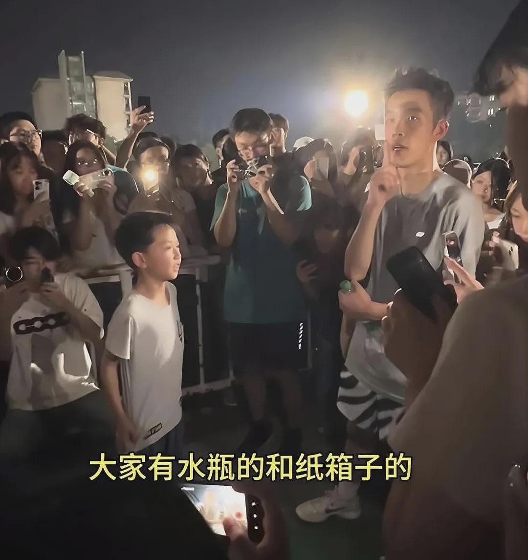【情感】女主持烧伤毁容，离婚后收废品养家，8岁儿子操场大方喊话：有水瓶纸箱请留给我妈妈！ - 1