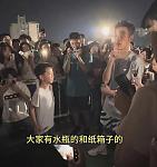 【情感】女主持烧伤毁容，离婚后收废品养家，8岁儿子操场大方喊话：有水瓶纸箱请留给我妈妈！
