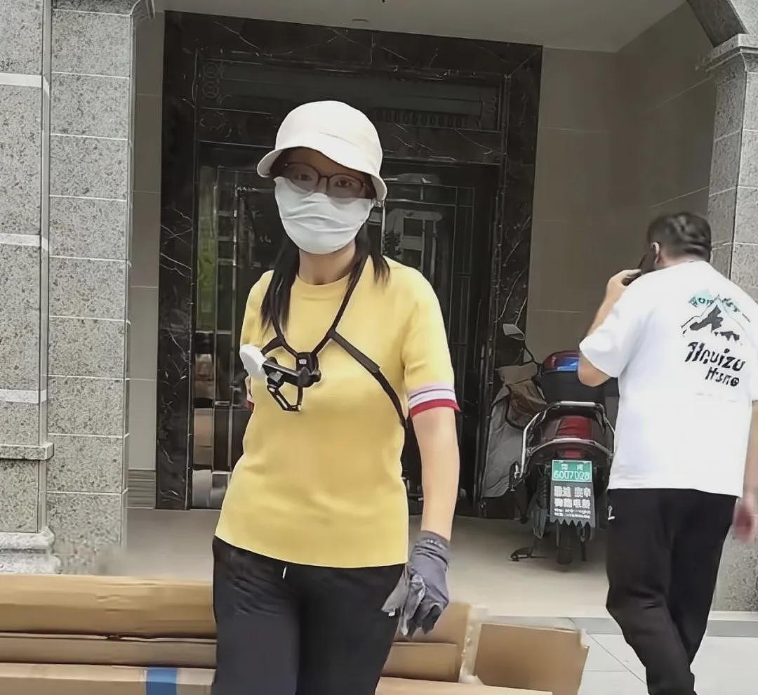 【情感】女主持烧伤毁容，离婚后收废品养家，8岁儿子操场大方喊话：有水瓶纸箱请留给我妈妈！ - 5
