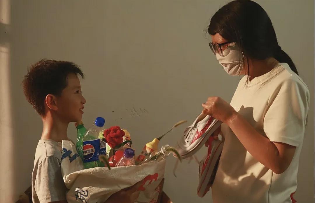 【情感】女主持烧伤毁容，离婚后收废品养家，8岁儿子操场大方喊话：有水瓶纸箱请留给我妈妈！ - 9