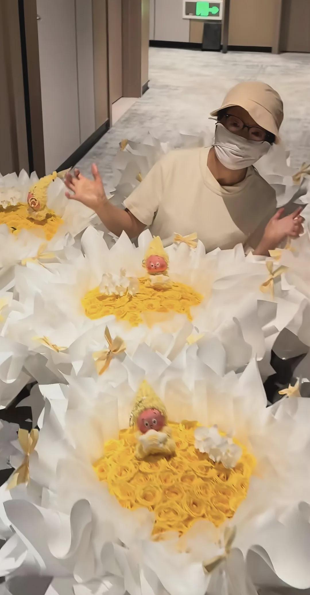 【情感】女主持烧伤毁容，离婚后收废品养家，8岁儿子操场大方喊话：有水瓶纸箱请留给我妈妈！ - 15
