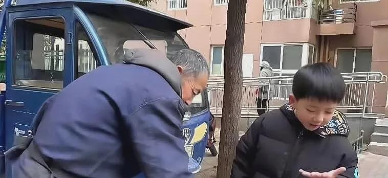 【情感】女主持烧伤毁容，离婚后收废品养家，8岁儿子操场大方喊话：有水瓶纸箱请留给我妈妈！ - 8