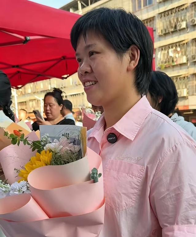 【情感】40岁单亲妈妈扛300斤水泥,做搬运工16年,月薪过万却住300元出租屋,背后的故事感动全网(组图) - 11