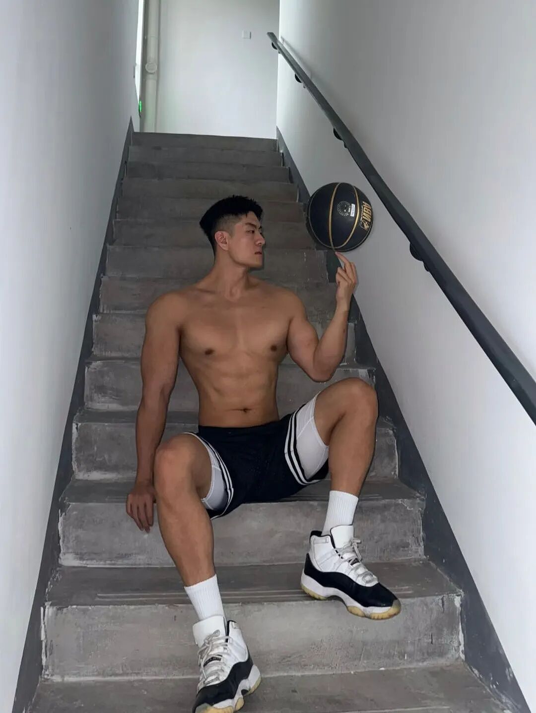 【帅哥】黑皮187壮硕肌肉体育生户外拍照,肌肉好大...(组图) - 9