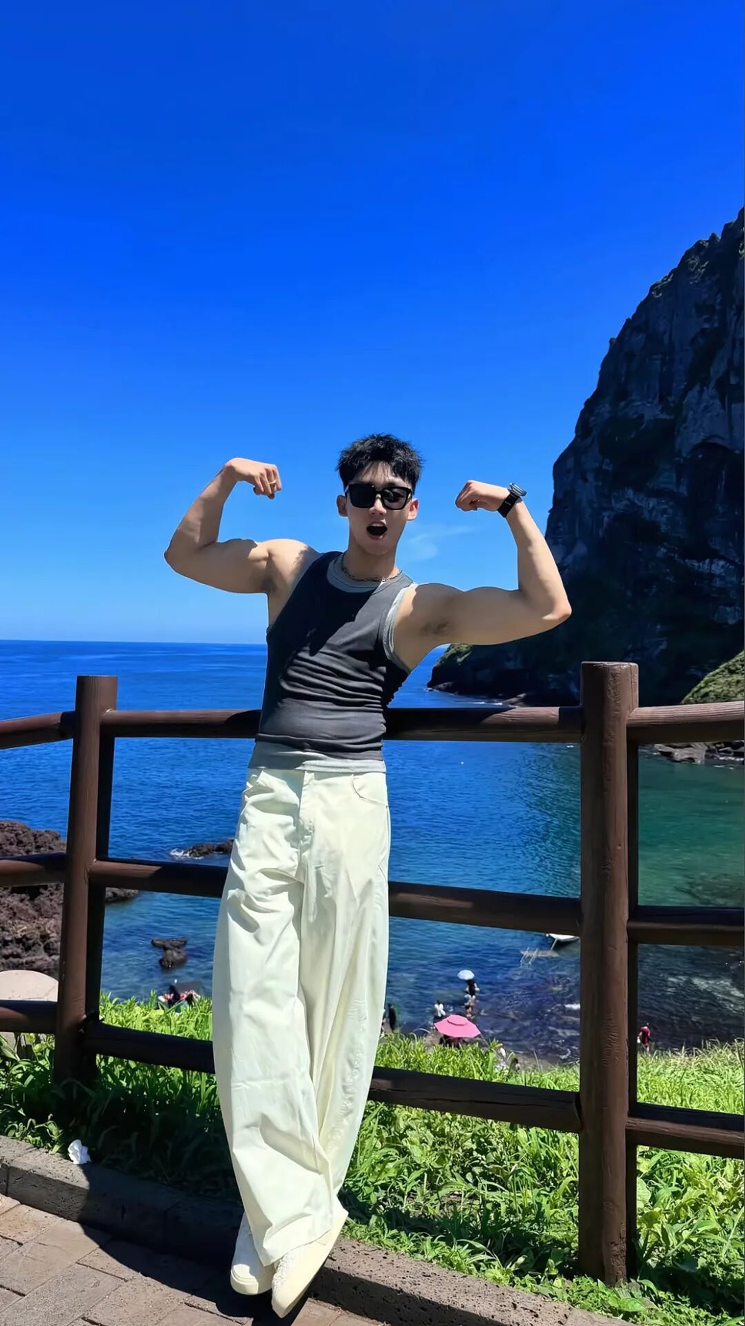 05后188体育生身材太棒,宽肩细腰薄肌,全是鲜肉的气息!(组图) - 6