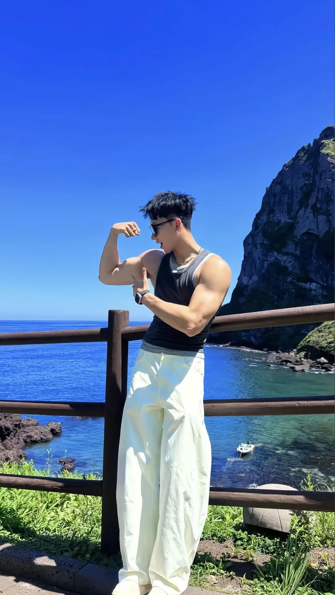 05后188体育生身材太棒,宽肩细腰薄肌,全是鲜肉的气息!(组图) - 5