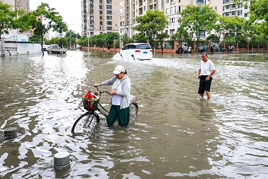 台风“巴威”登陆中国 逾280万人疏散(组图) - 1