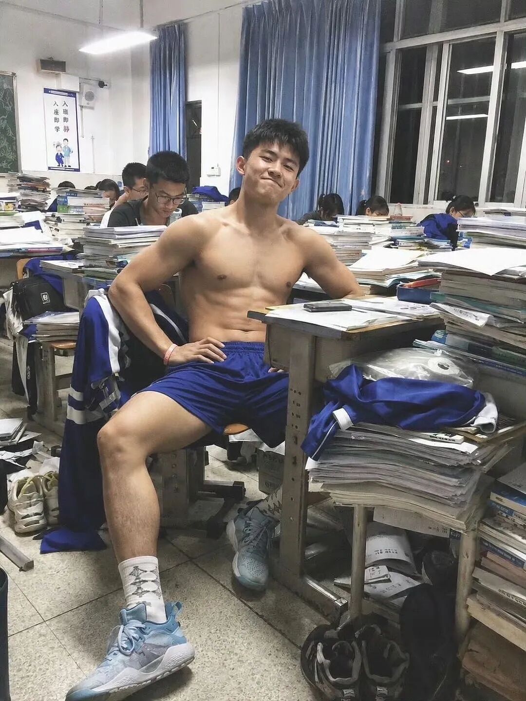 白袜大脚体育生被拍?网友在线找这个酒店体育生?(组图) - 11