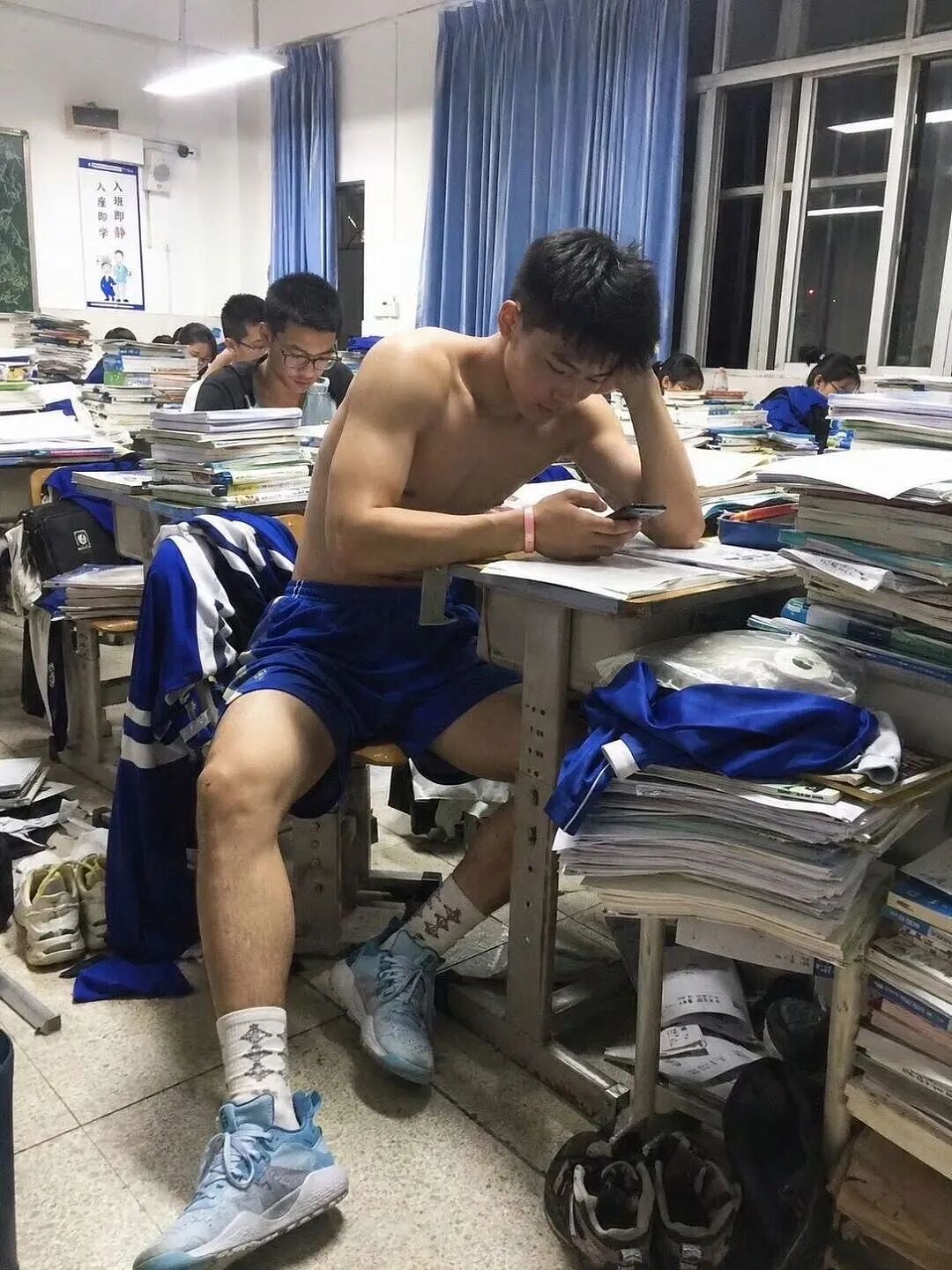 白袜大脚体育生被拍?网友在线找这个酒店体育生?(组图) - 12