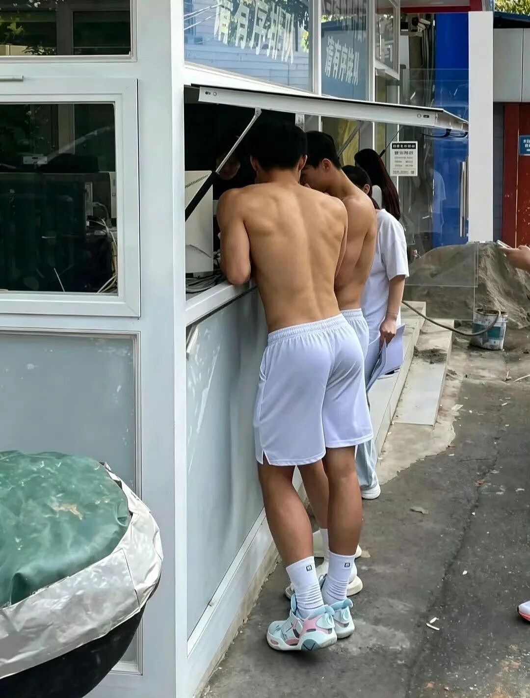 白袜大脚体育生被拍?网友在线找这个酒店体育生?(组图) - 6