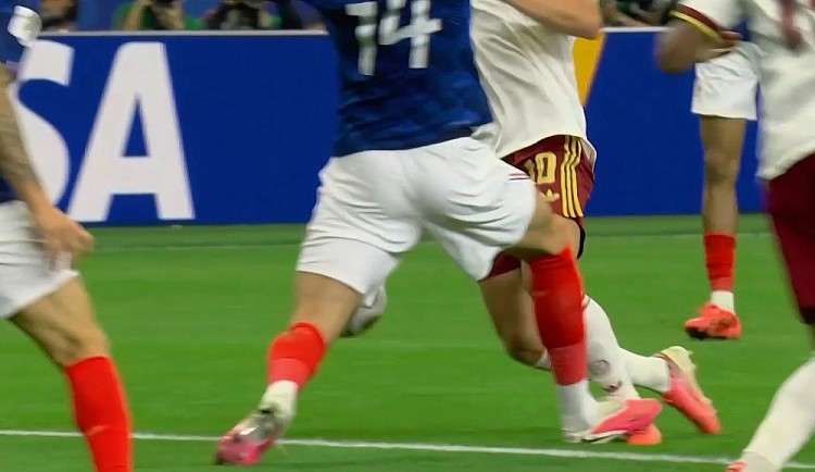 时隔16年进决赛!西班牙2-0法国,亚马尔造点,奥亚萨瓦尔、波罗破门(视频/组图) - 38