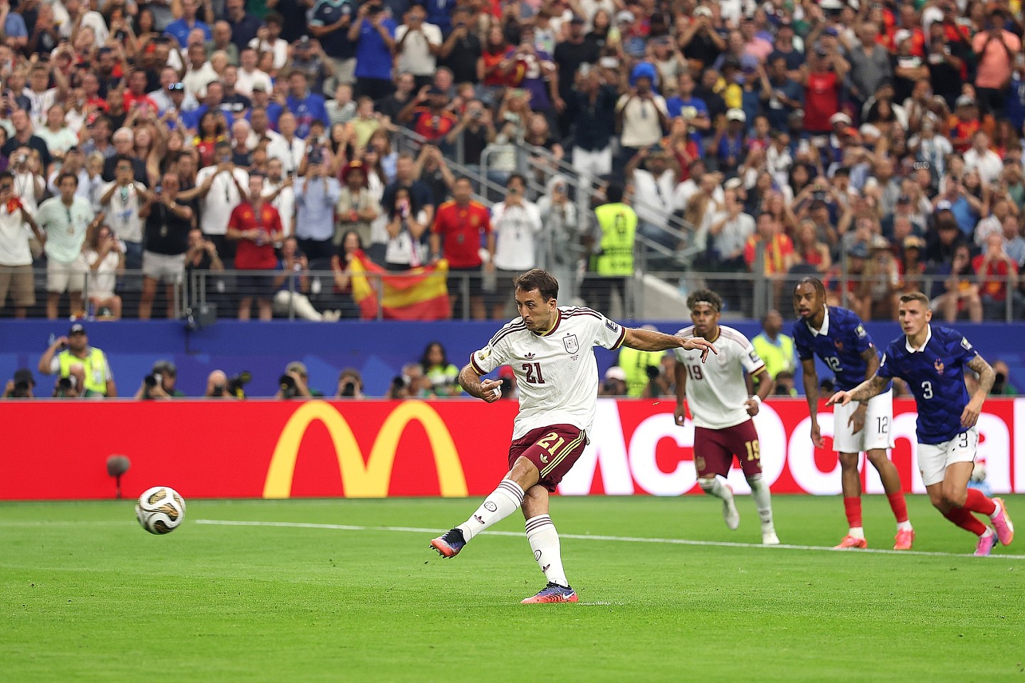 时隔16年进决赛!西班牙2-0法国,亚马尔造点,奥亚萨瓦尔、波罗破门(视频/组图) - 10