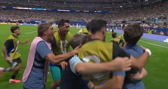 阿根廷2-1反杀英格兰,挺进世界杯决赛!梅西两度助攻居功至伟(视频/组图) - 22