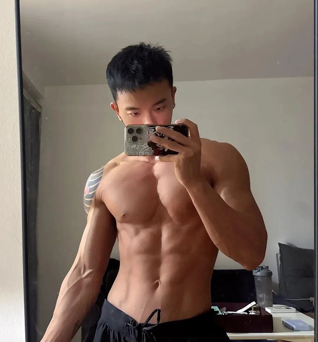 【帅哥】南京黑皮肌肉男大很出圈(组图) - 1