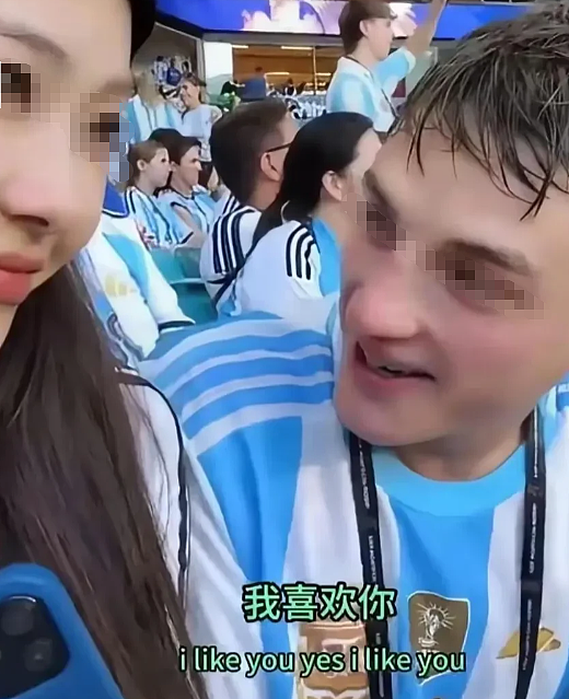 中国女生看台被阿根廷男球迷搭讪,认识不到1小时从接吻到求婚(组图) - 1
