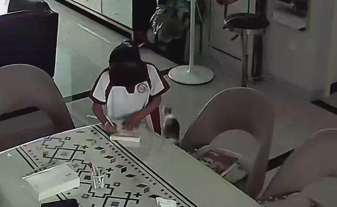 【宠物】小姐姐深夜湖边崩溃大哭,一只流浪猫悄悄爬上椅子,安静陪着她…网友泪目:它自己都没家,却还在担心你 - 2