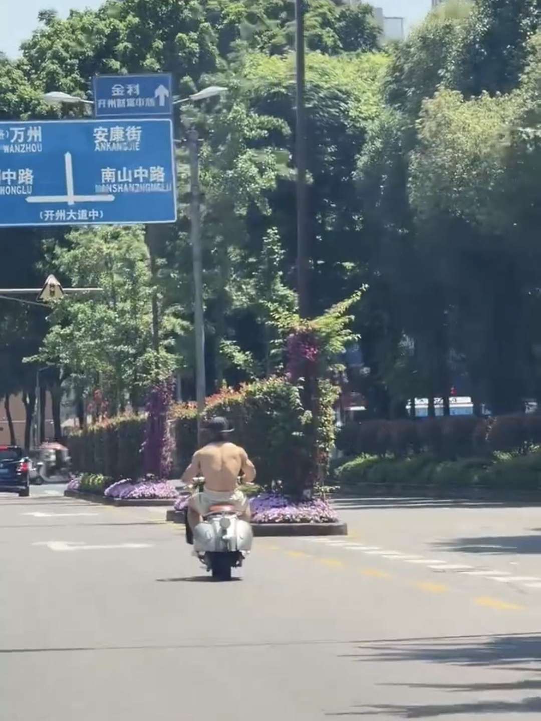 大学生兼职,怎么还把衣服脱了…(组图) - 6