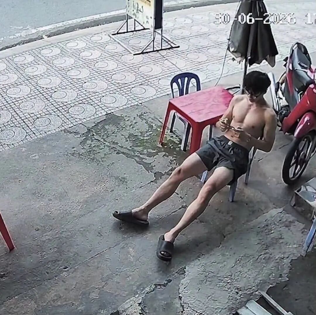 大学生兼职,怎么还把衣服脱了…(组图) - 4