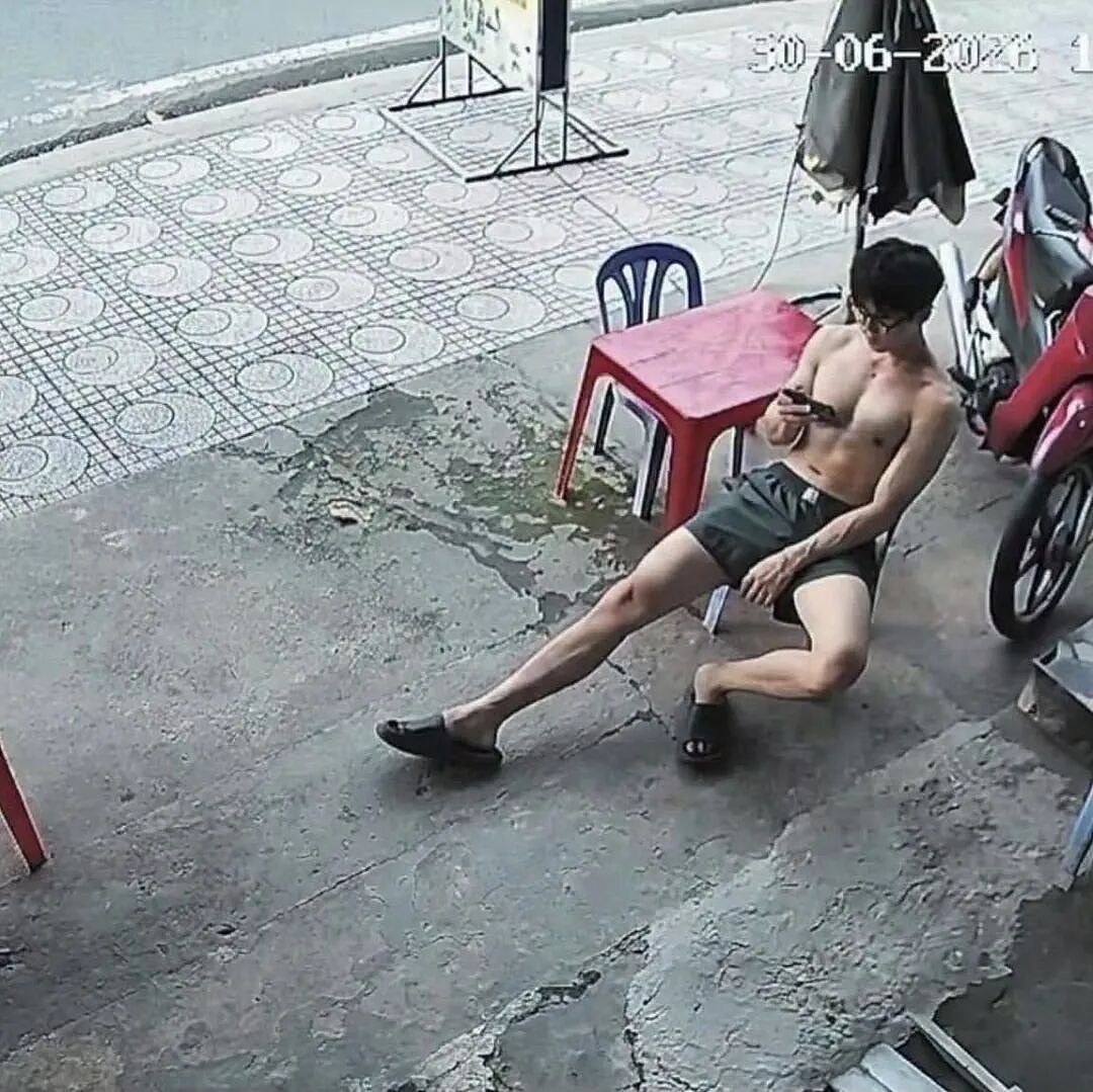 大学生兼职,怎么还把衣服脱了…(组图) - 3