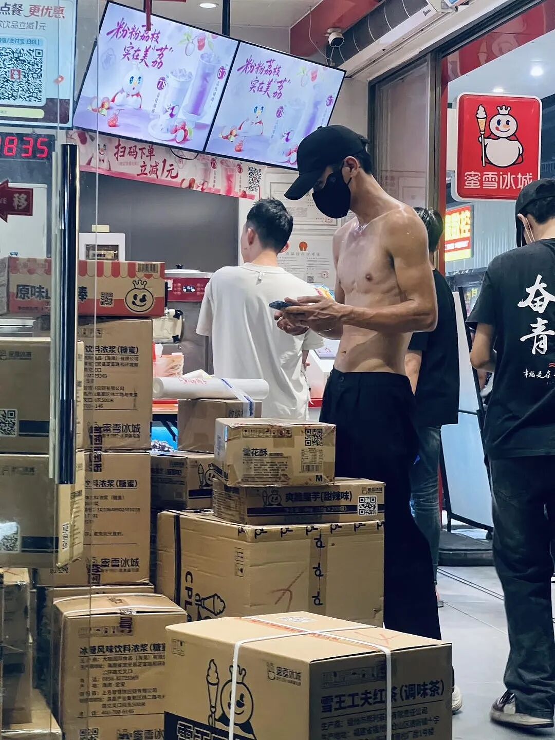 蜜雪冰城门口的肌肉男火了…(组图) - 1
