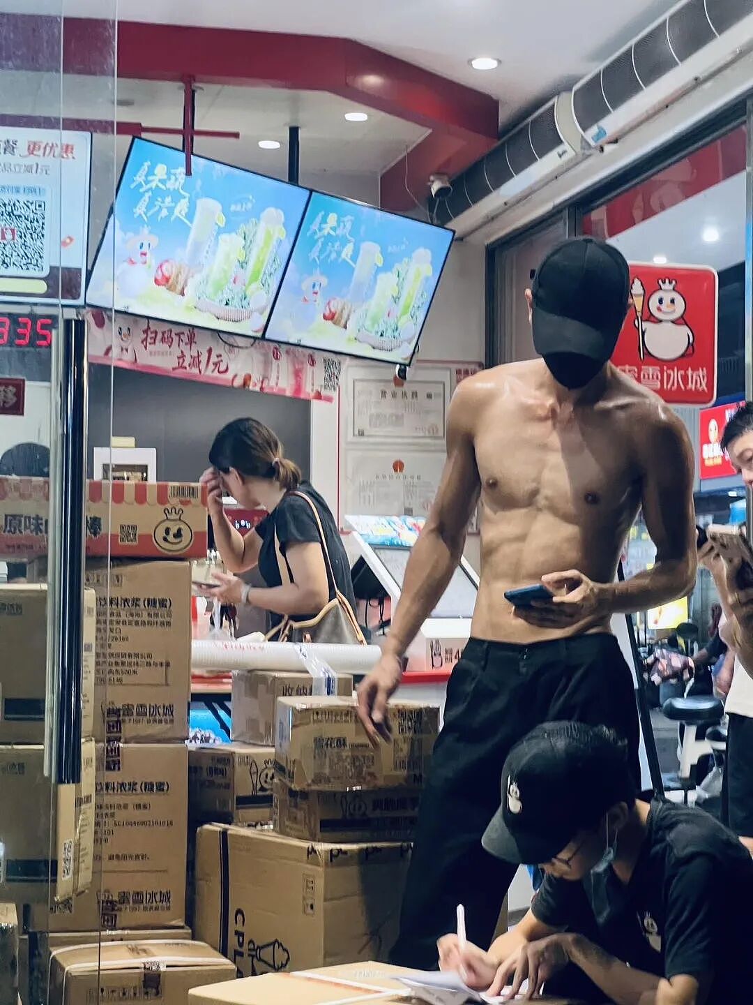 蜜雪冰城门口的肌肉男火了…(组图) - 2