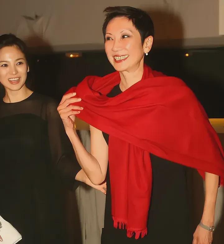 【时尚】林青霞“认输”、亦舒把她写进小说里:她凭什么是香港最会穿的女人?(组图) - 2