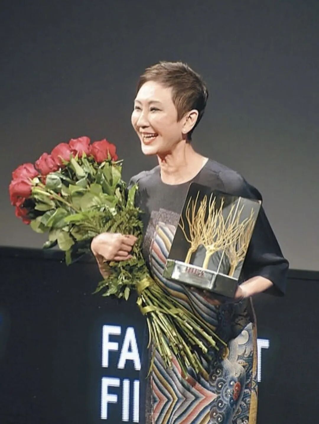 【时尚】林青霞“认输”、亦舒把她写进小说里:她凭什么是香港最会穿的女人?(组图) - 52