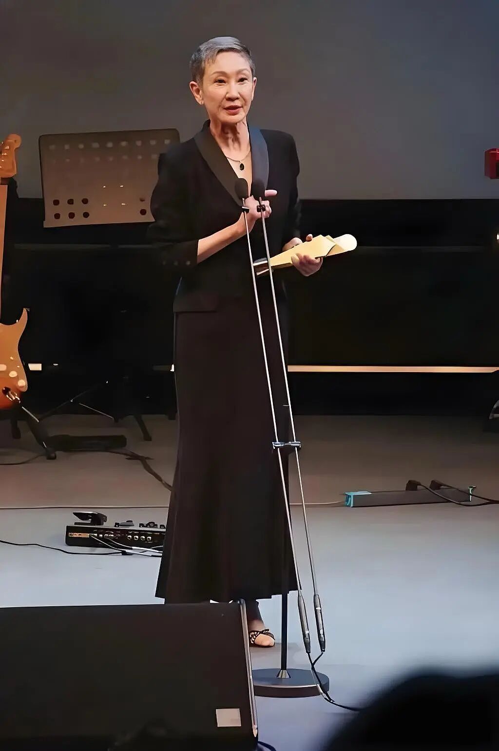 【时尚】林青霞“认输”、亦舒把她写进小说里:她凭什么是香港最会穿的女人?(组图) - 71