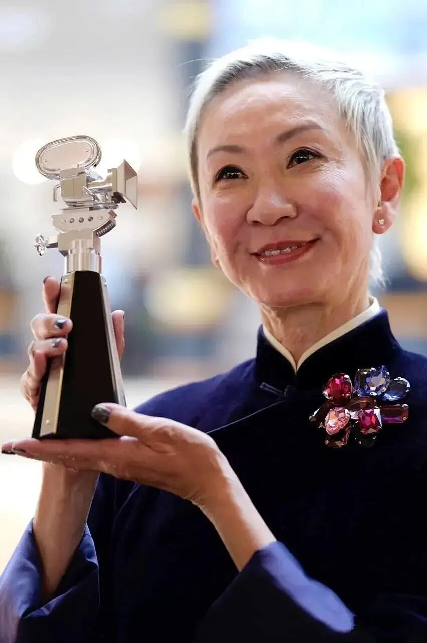 【时尚】林青霞“认输”、亦舒把她写进小说里:她凭什么是香港最会穿的女人?(组图) - 5