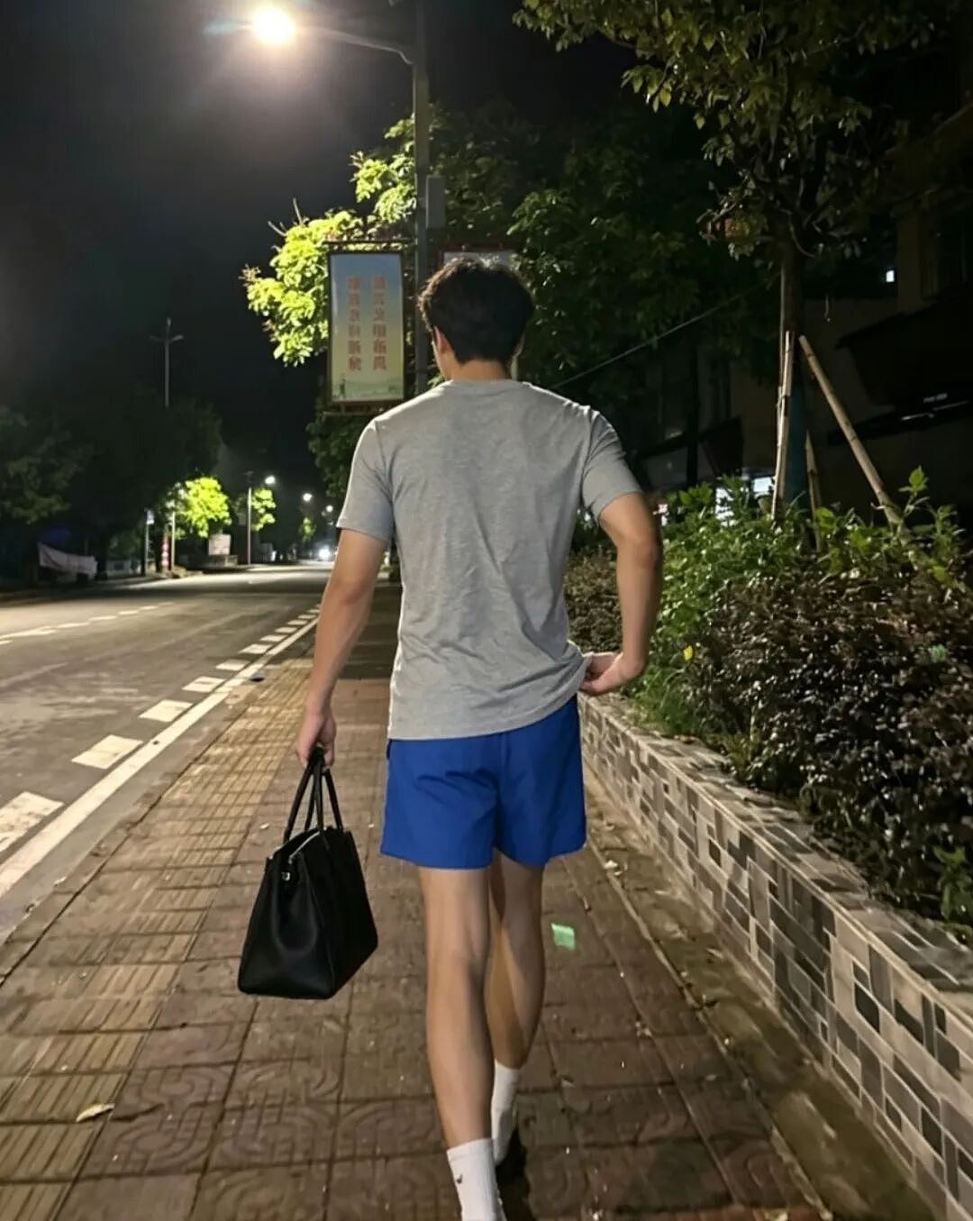 【帅哥】广体185黑皮体育生,白袜长腿超诱人.....(组图) - 10