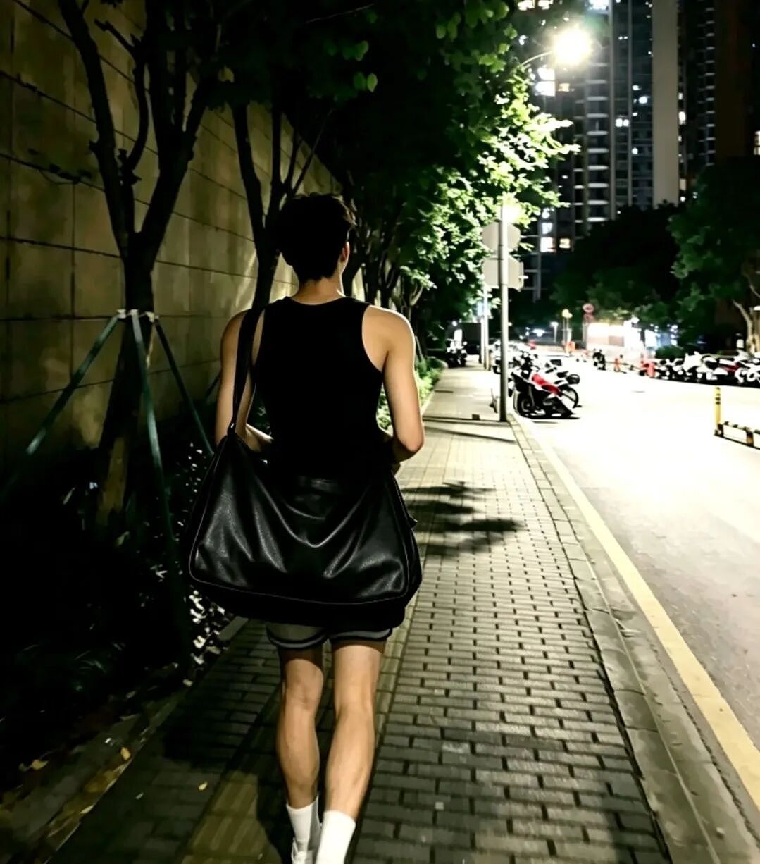 【帅哥】广体185黑皮体育生,白袜长腿超诱人.....(组图) - 2