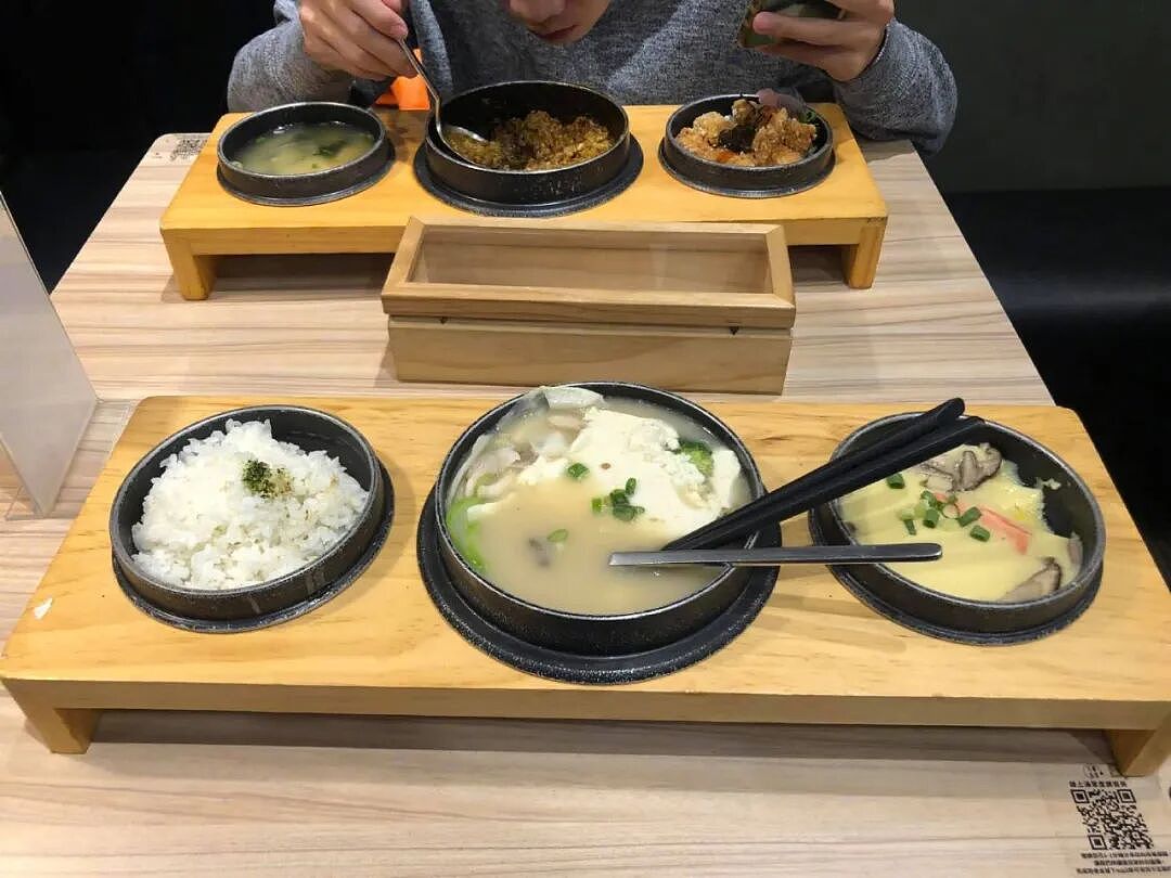 【宠物】网友第一次去这家餐馆，上菜后总觉得很眼熟，回家看到猫吃饭这一幕笑晕：老板把客人当猫喂了吗？（组图） - 19