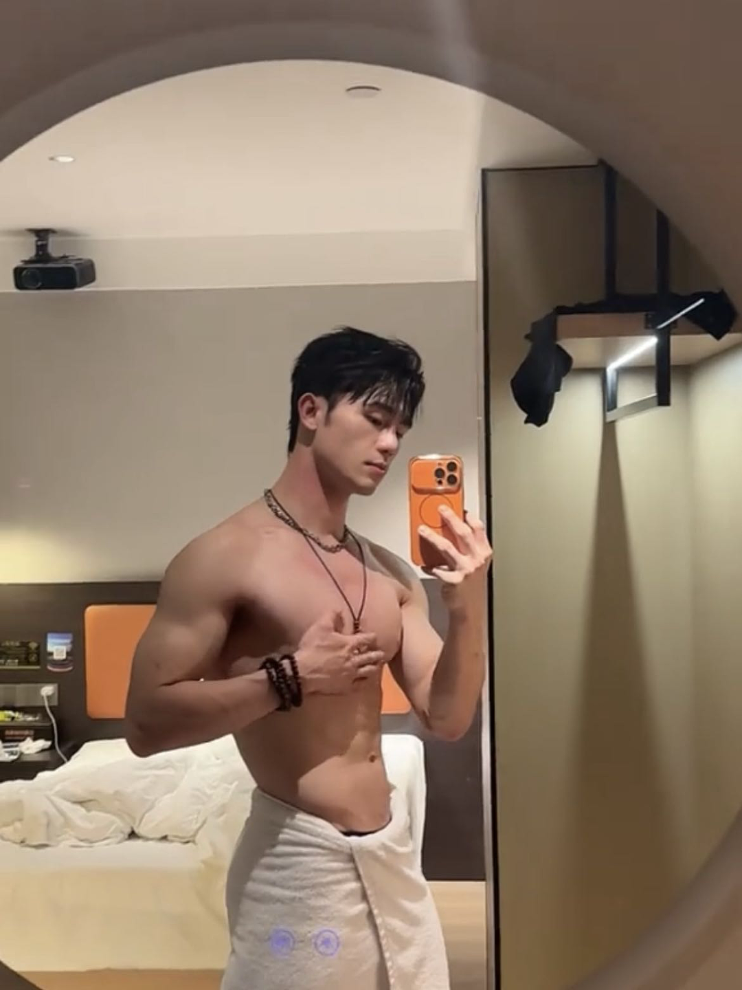 180cm直男的酒店自拍火了！网友：这谁顶得住啊…（组图） - 5