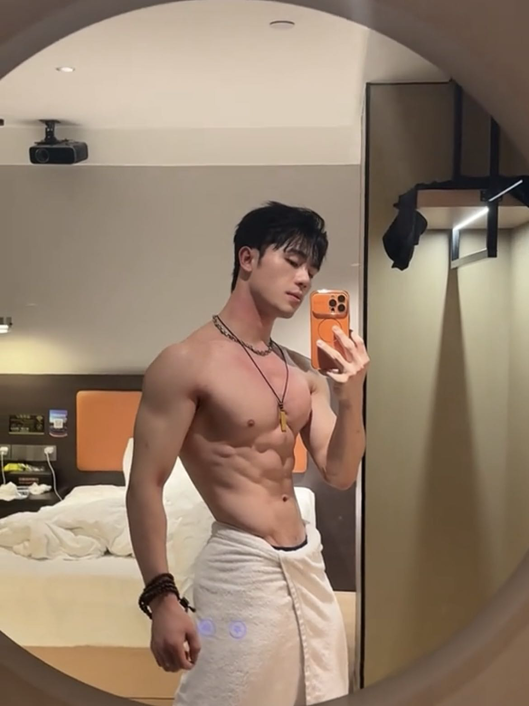 180cm直男的酒店自拍火了！网友：这谁顶得住啊…（组图） - 7