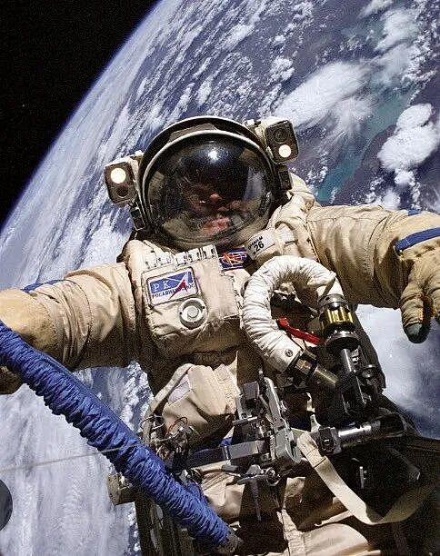 在太空漂着，忽然发现自己不会说话了！NASA：立刻终止，快回地球！（组图） - 5