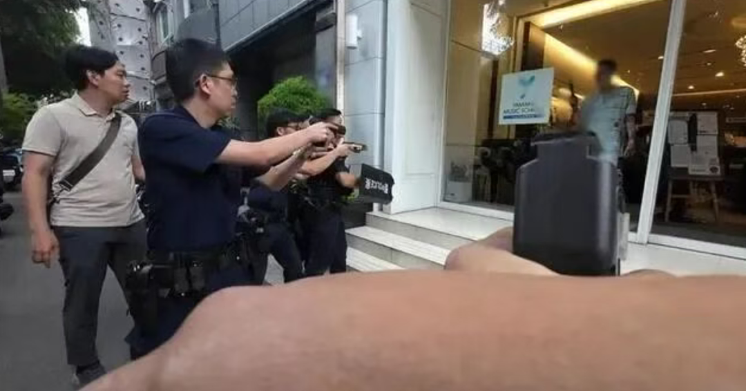 恐怖!台湾教授持刀闯入教室,狂砍亲戚50多刀!警员连开4枪将其制服(组图) - 2