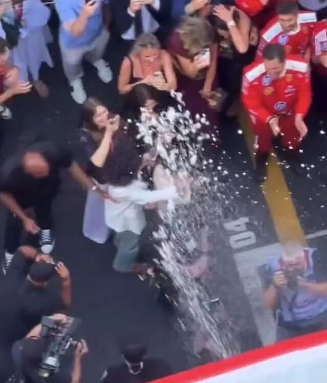卡戴珊首秀F1赛场惹众怒:无视记者、顺走毛巾、保镖推人(组图) - 17