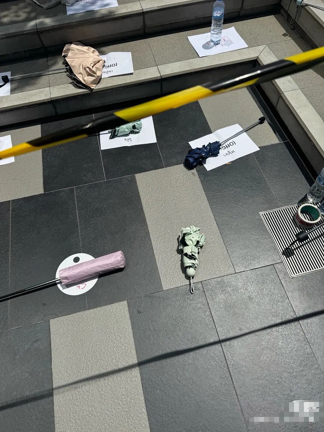 全网怒了!中国女孩海外追星遭暴打!扯衣服、抢手机、强行锁喉、抱摔拖拽!艺人竟冷眼旁观!官方回应引众怒!现场视频曝光! - 4